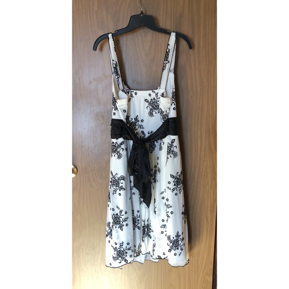 White Cocktail Dress with Black Velvet Floral Pattern - Picture 10 of 10